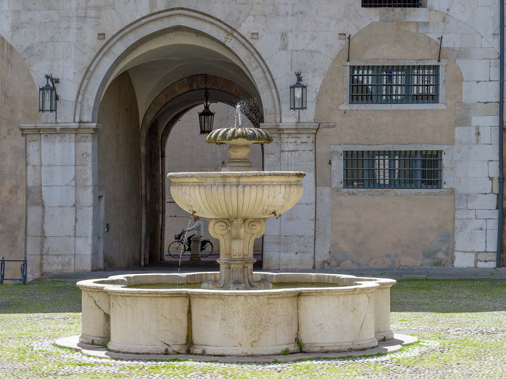 Fontana del Broletto