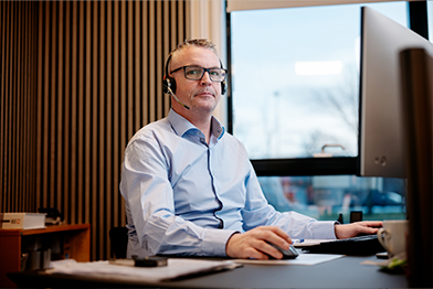 Slider af folk, der arbejder inden for metalarbejde