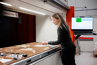 Slider af folk, der arbejder inden for metalarbejde