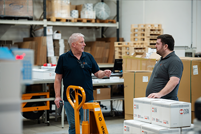 Slider af folk, der arbejder inden for metalarbejde