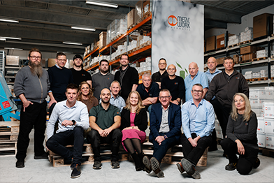 Slider af folk, der arbejder inden for metalarbejde