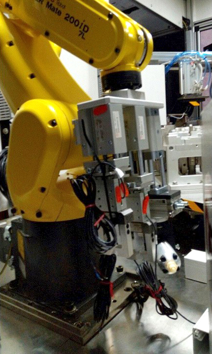 Fanuc-robot + Styrede kompakte cylindre CMPGK + Gribere P2K + Dreveenhed R3K
